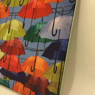 Druka uz tekstila ar piešūtām silikona gumijām