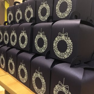 Druka ar balto krāsu uz dizaina papīra