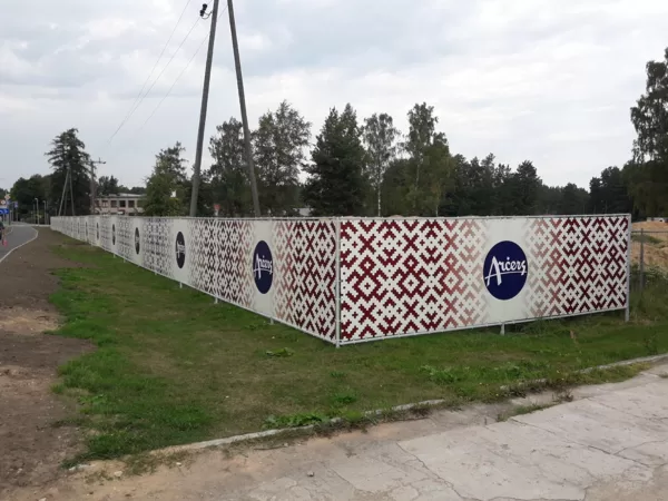 Metāla sētas izveide un baneru apdruka