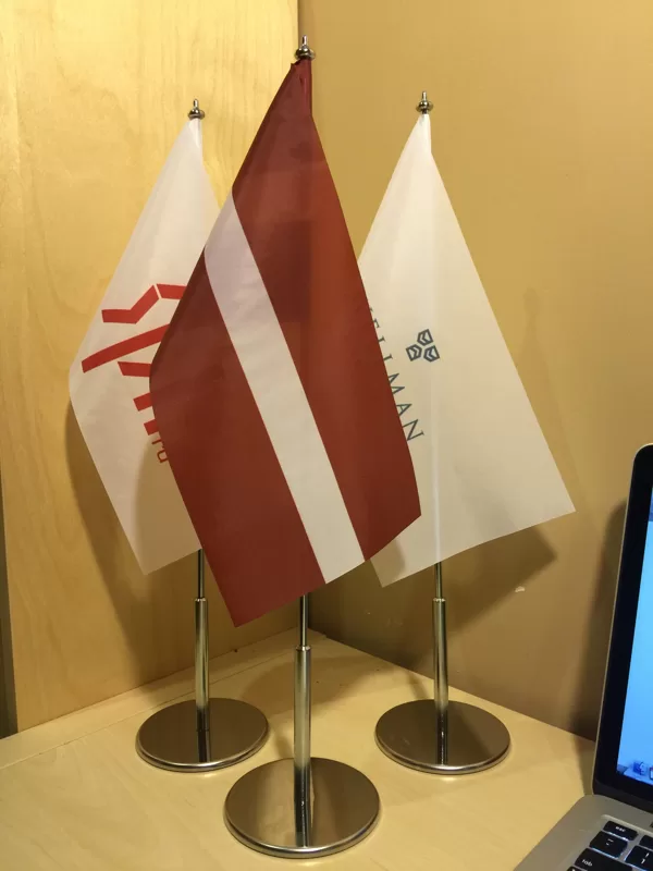 Galda karogi un statīvi